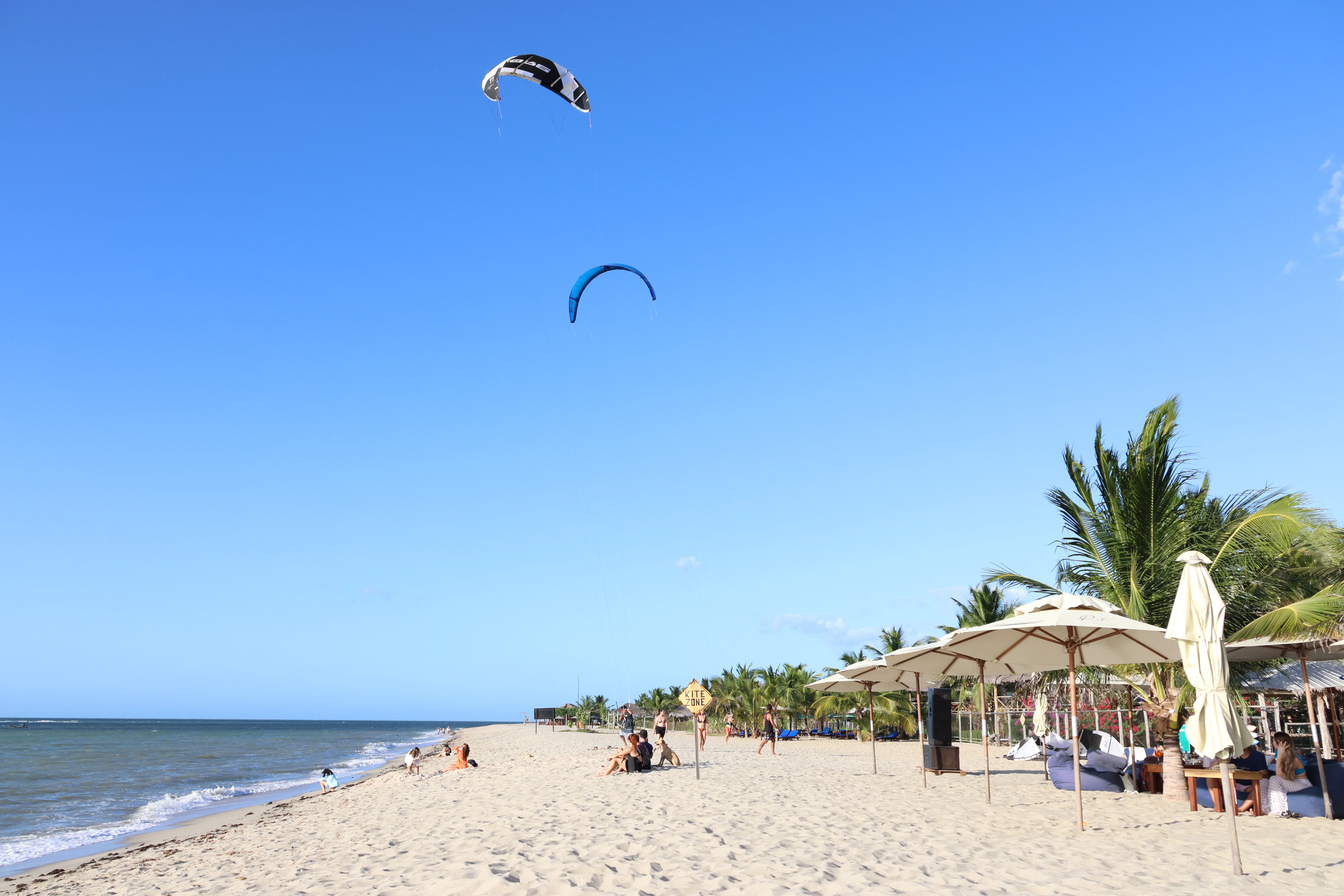 Praia de Barra Grande com o mar calmo e céu azul